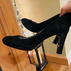 Anne Klein Black Suede closed toe stiletto heal pumps| size 8.5